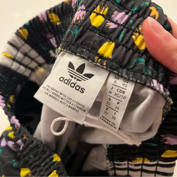Floral XS Adidas women’s shorts - Picture 3 of 3